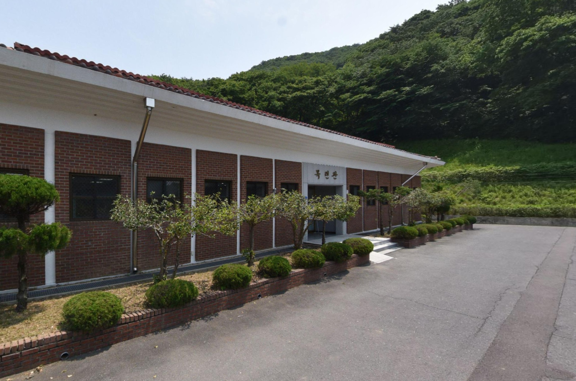 서천군영명각 국화관 전경