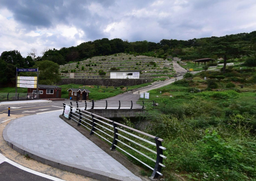 안흥동공설묘지 봉안담 전경